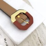 Cinto Feminino de Couro Caramelo e Fivela Hexagonal Acrílico Cor Canela Banhado a Ouro - GR
