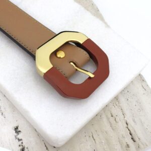 Cinto Feminino de Couro Caramelo e Fivela Hexagonal Acrílico Cor Canela Banhado a Ouro - GR