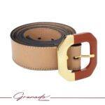 Cinto Feminino de Couro Caramelo e Fivela Hexagonal Acrílico Cor Canela Banhado a Ouro - GR - Imagem 4