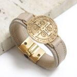 Pulseira Feminina Nude Medalhão São Bento Ouro e Fechamento Magnético - GR