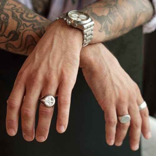 1200x1200-Mão com anéis masculinos